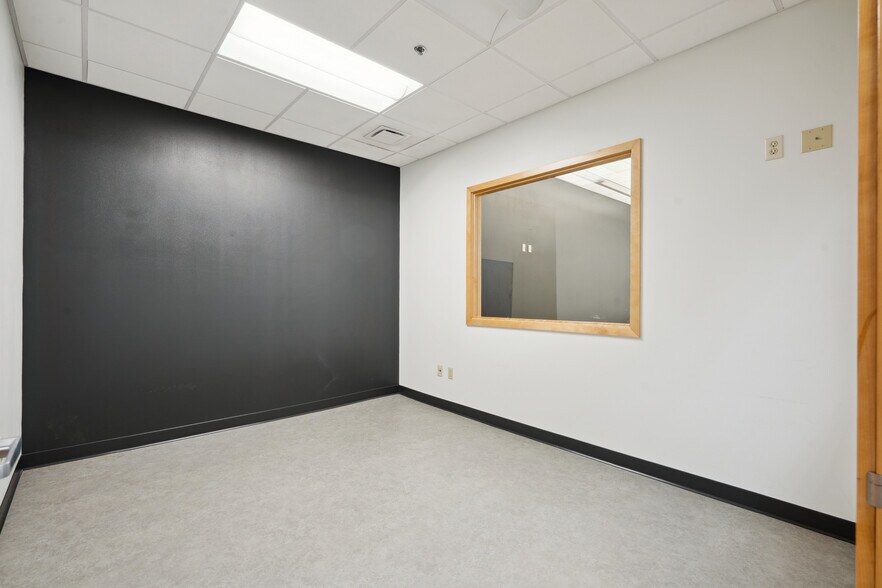 More Photos Of 212-218 E 4th St, Waterloo Loft Creative Space For Sale