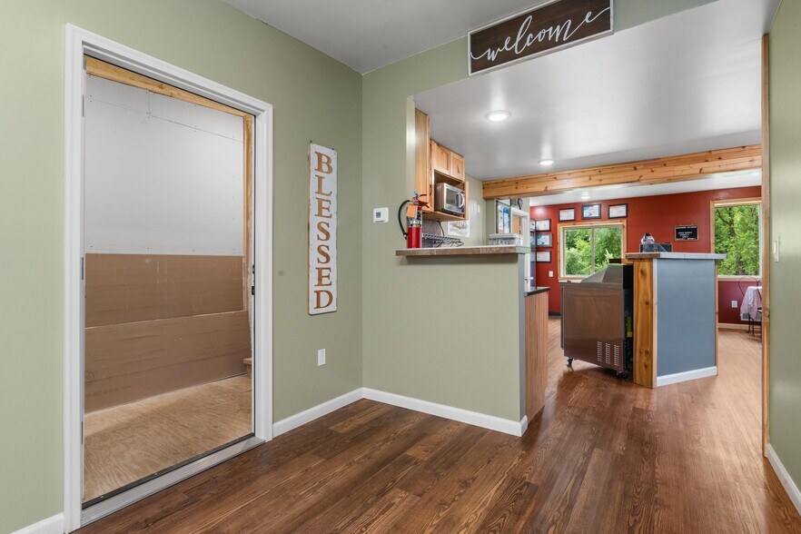 More Photos Of 915 S Clinton St, Stockbridge Restaurant For Sale