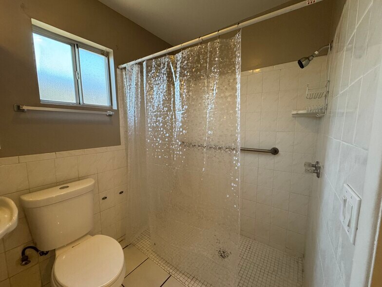 More Photos Of 2423 W Campbell Ave, Phoenix Warehouse For Lease