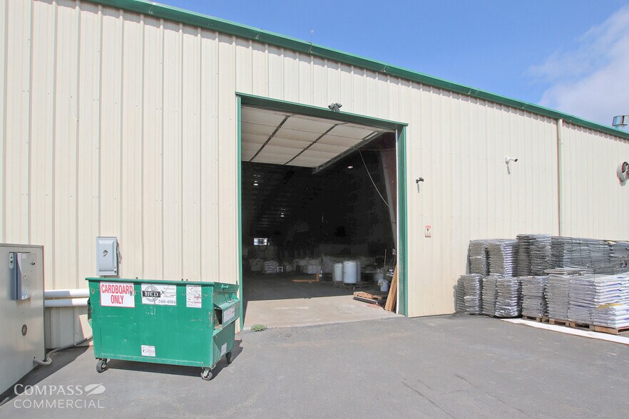 More Photos Of 494 SW Veterans Way, Redmond Warehouse For Lease