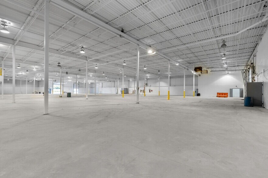 More Photos Of 2300 Rue Cohen, Montréal Warehouse For Sale