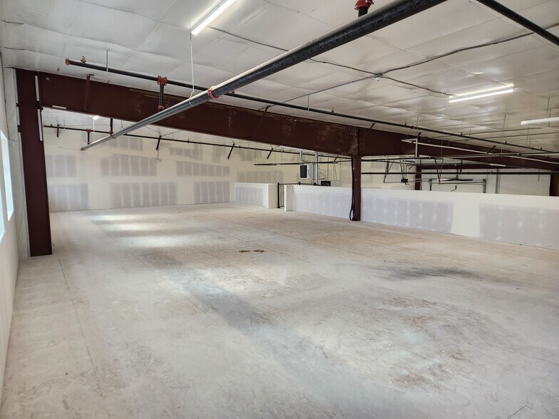 More Photos Of 1107 Southgate, Windsor Manufacturing For Lease