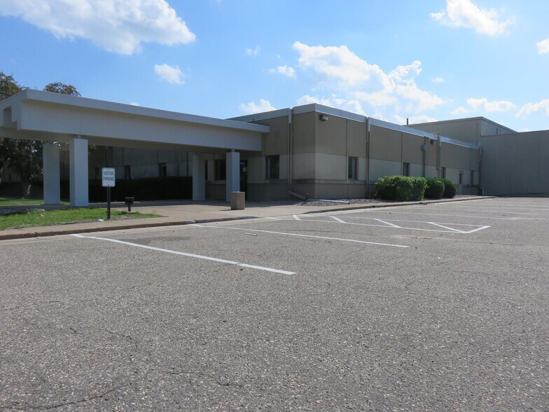 More Photos Of 800 E 10th St E, Hastings Manufacturing For Lease