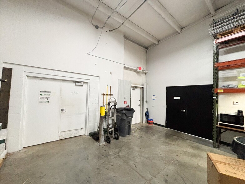 More Photos Of 4331 W CALHOUN St, Springfield Industrial For Lease