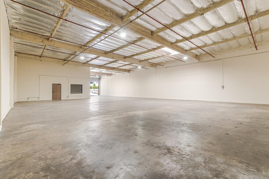 More Photos Of 12701 Van Nuys Blvd, Pacoima Warehouse For Lease