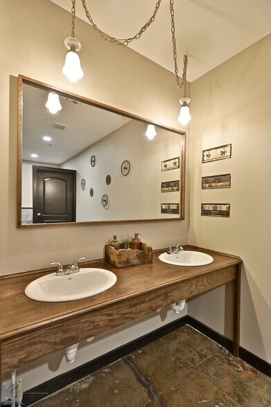 More Photos Of 382 Chestnut St, Abilene Bar For Sale