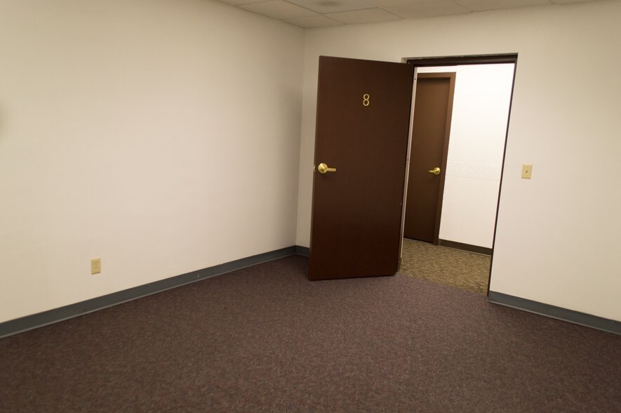 More Photos Of 106 W Wilson St, Batavia Office For Lease