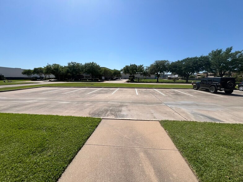 More Photos Of 9776 Whithorn Dr, Houston Showroom For Lease