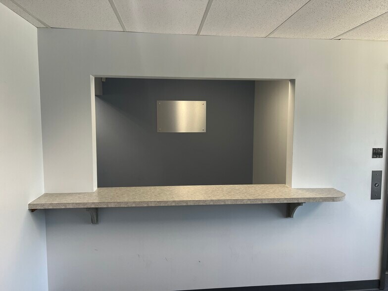 More Photos Of 1800 S Elm Pl, Broken Arrow Bank For Lease