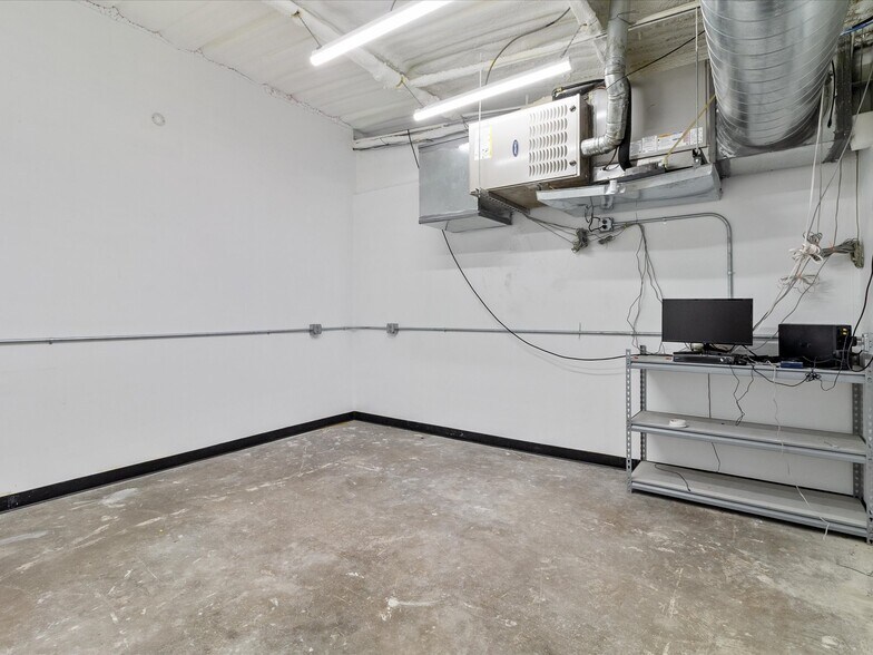 More Photos Of 700 N Main St, Lexington Warehouse For Lease