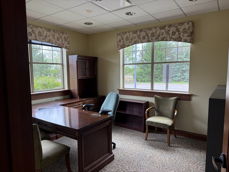 More Photos Of 10 Landover Pky, Hawthorn Woods Medical For Sale