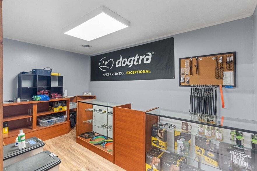 More Photos Of 273 Riverbend Rd, Altavista Showroom For Sale