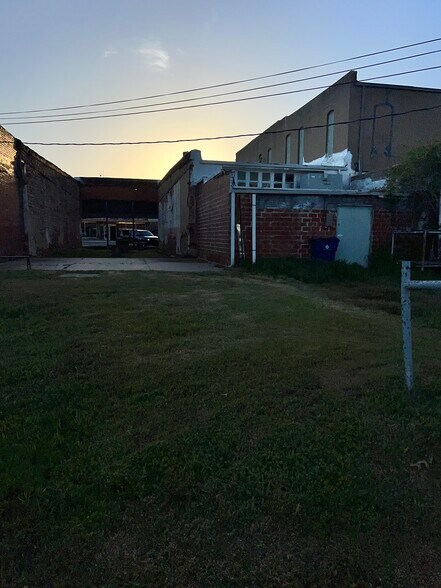 More Photos Of 317 S Main St, Lindsay General Retail For Sale