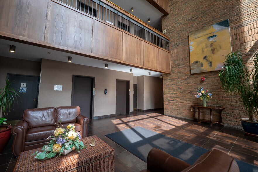 More Photos Of 921 Chatham Ln, Columbus Office For Sale