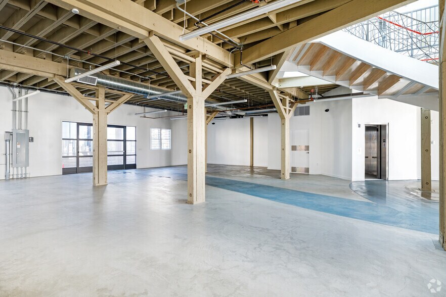 More Photos Of 1605 Ocean Front Walk, Santa Monica Storefront For Lease