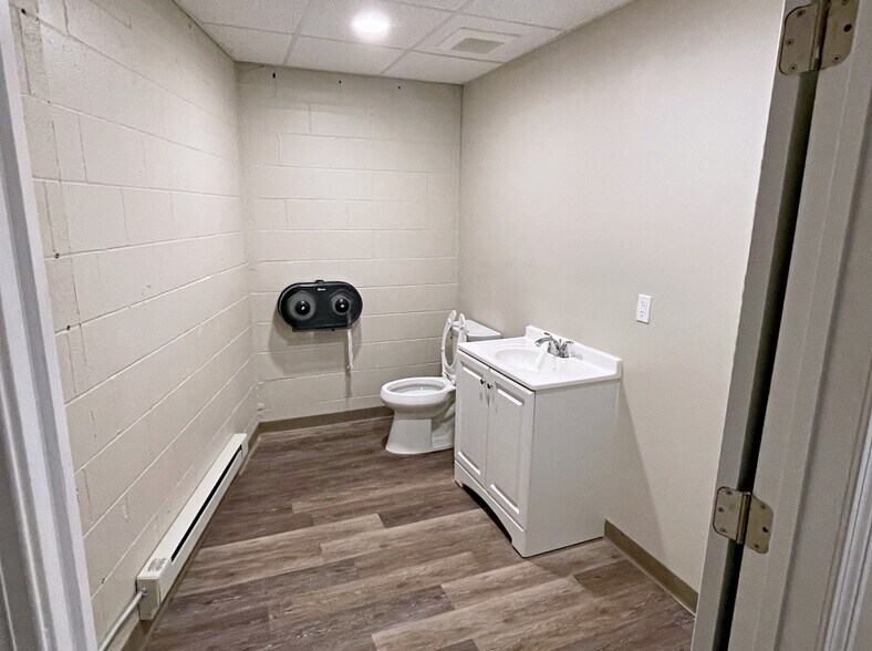 More Photos Of 30R Pine St, Stoneham Industrial For Lease