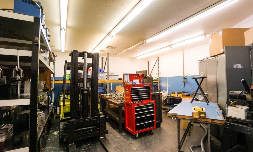 More Photos Of 1413 Sam Bass Rd, Round Rock Warehouse For Lease