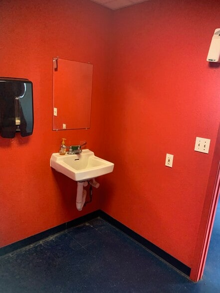 More Photos Of 200 Daniel Moore St, Portland Auto Repair For Sale