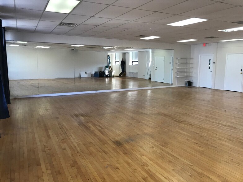 More Photos Of 61 Main St, Norwalk Storefront Retail Office For Lease