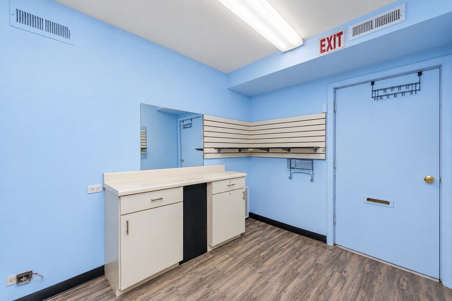 More Photos Of 2052 Western Ave, Waukegan Storefront For Lease