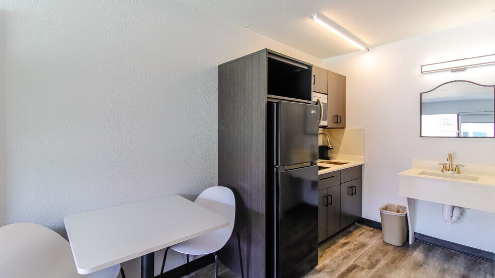 More Photos Of 110 E Highway 6, Alvin Hotel For Sale