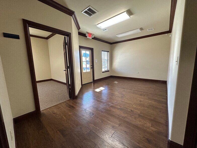 More Photos Of 1955 W 33rd St, Edmond Office For Lease