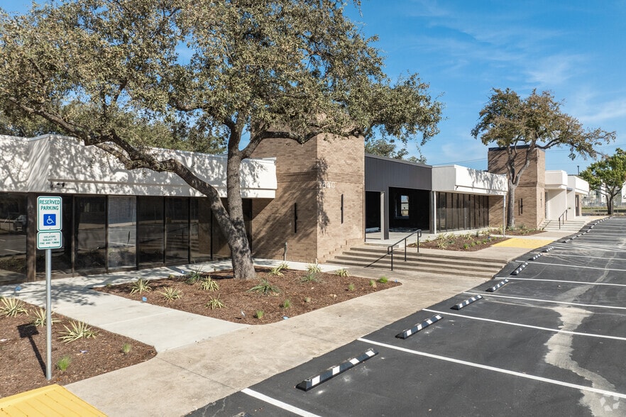 More Photos Of 13755 Lyndon B Johnson Freeway, Garland Restaurant For Lease