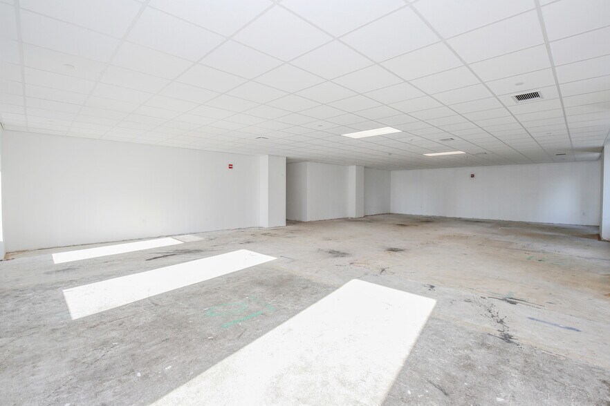 More Photos Of 633 Third Ave, New York Office For Sale