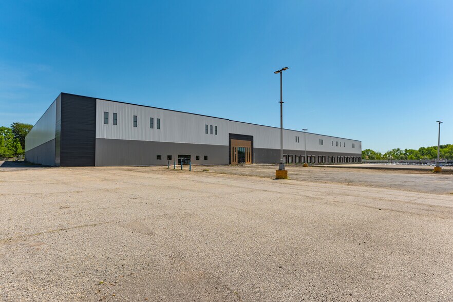 More Photos Of 102 Dolson Ave, Middletown Distribution For Lease