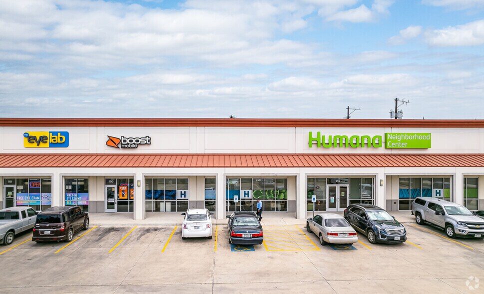 More Photos Of 950 S General McMullen Dr, San Antonio Storefront For Lease