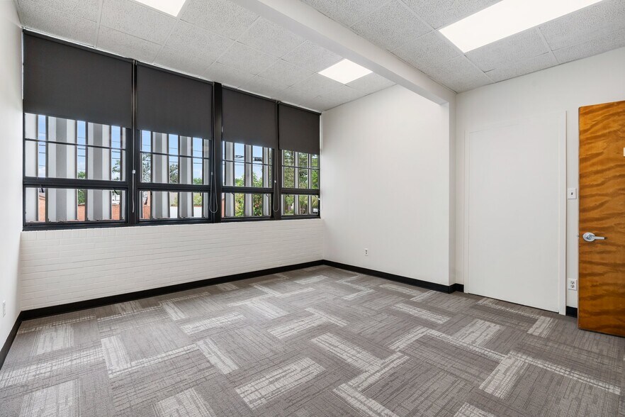 More Photos Of 702 N Thompson St, Conroe Office For Lease