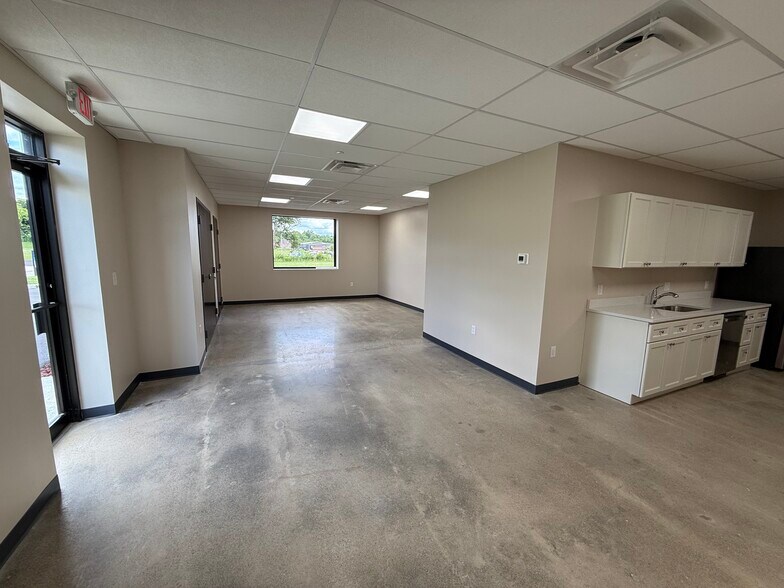 More Photos Of 325 Harmon Ave, Lebanon Distribution For Lease
