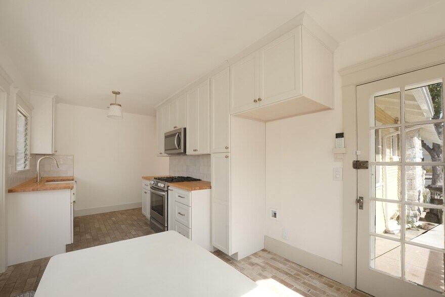 More Photos Of 361 Gladys Ave, Long Beach Multifamily For Sale