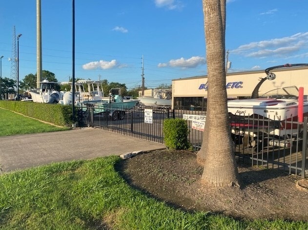 More Photos Of 331 Highway 146 S, La Porte Warehouse For Lease