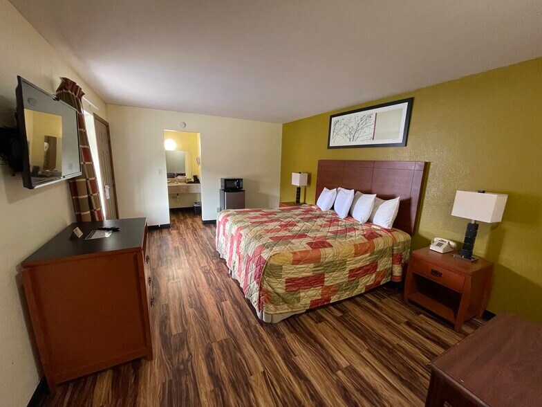 More Photos Of 14 N State St, Iola Hotel For Sale