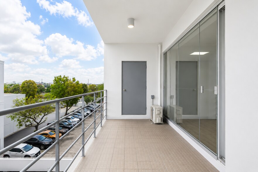 More Photos Of 5040 NW 7th St, Miami Medical For Lease