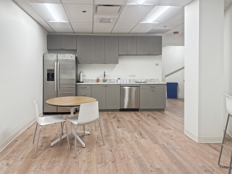 More Photos Of 2828 N Clark St, Chicago Coworking Space