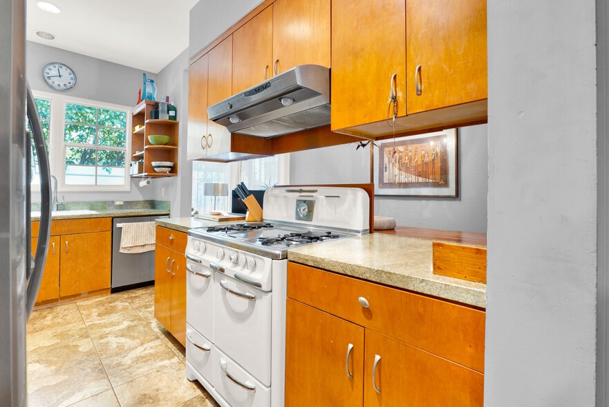 More Photos Of 811 N Citrus Ave, Los Angeles Multifamily For Sale