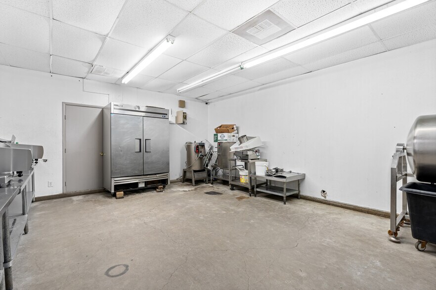 More Photos Of 414 Culebra Rd, San Antonio Light Manufacturing For Lease