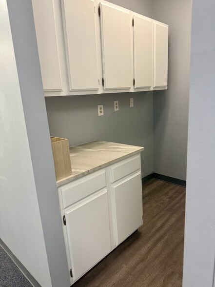 More Photos Of 5910 Breckenridge Pky, Tampa Light Distribution For Lease