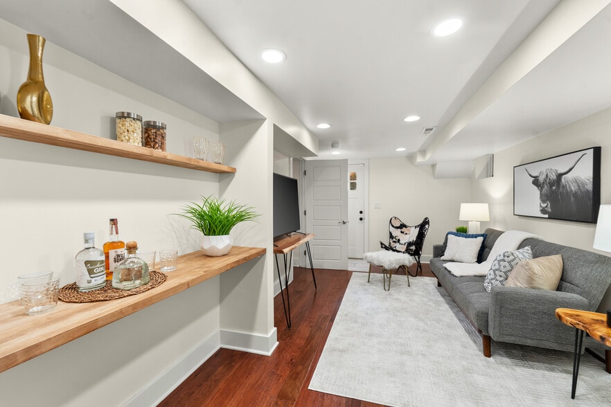 More Photos Of 1516 Cook St, Denver Light Distribution For Sale