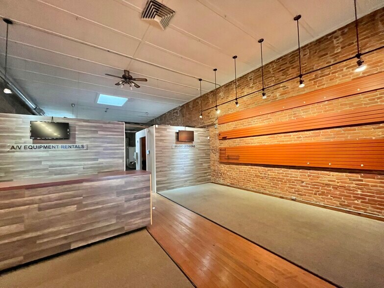 More Photos Of 527 Main St, Woodland Storefront For Lease