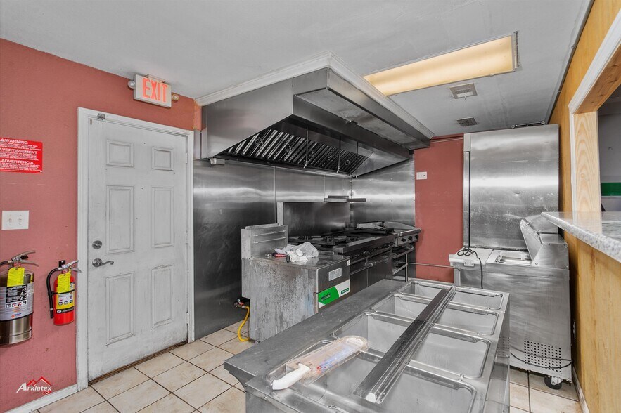 More Photos Of 2004-2006 Jacksonville Dr, Henderson Freestanding For Sale
