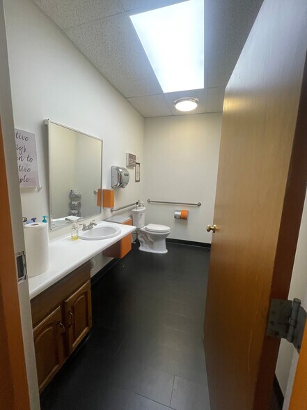 More Photos Of 500-502 Main St, Waltham Storefront Retail Residential For Lease