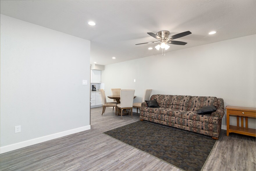 More Photos Of 515 W Pebble Beach Dr, Tempe Specialty For Sale