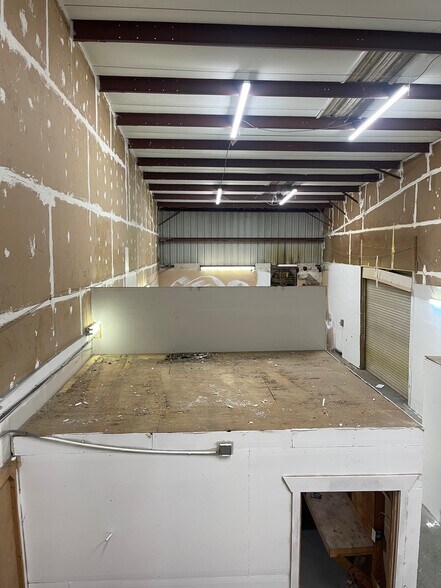 More Photos Of 9161 131st Pl N, Largo Warehouse For Lease