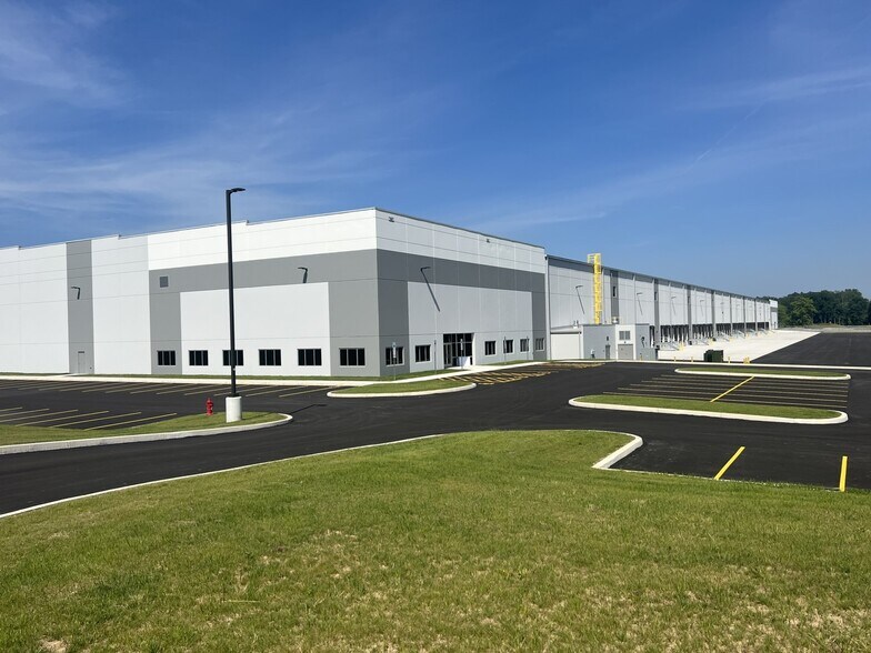 More Photos Of 900 Rosedale Ave, Middletown Distribution For Lease