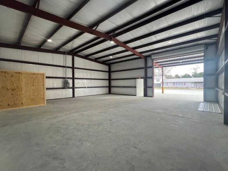 More Photos Of 201 N Palm St, Jesup Warehouse For Lease