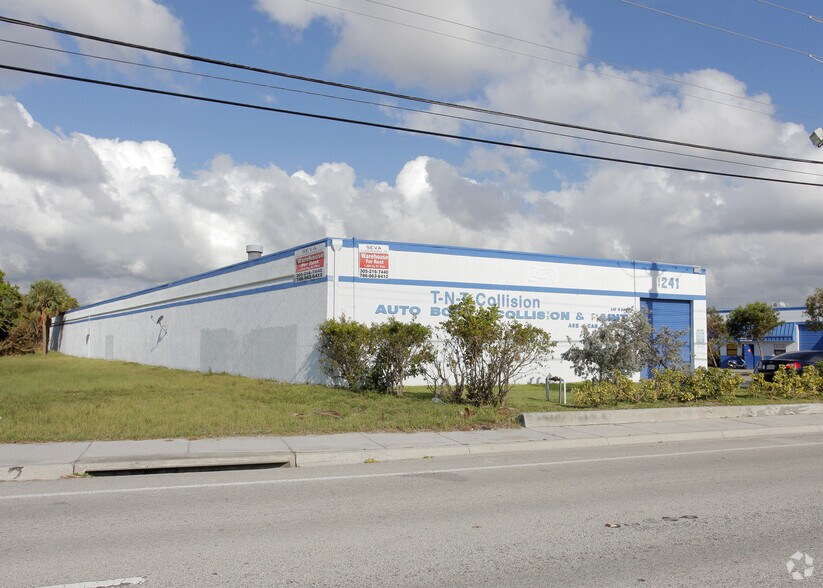 More Photos Of 1241-1251 N Dixie Hwy, Pompano Beach Warehouse For Lease