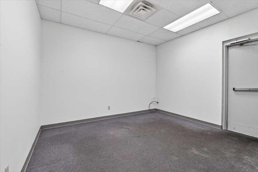 More Photos Of 1100 Croy Dr, Findlay Storefront Retail Office For Lease
